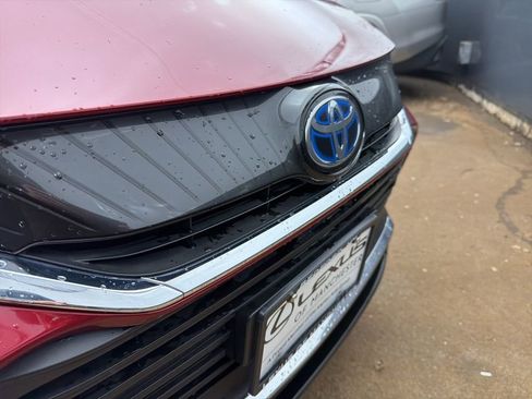 Used 2022 Toyota Venza XLE image 32