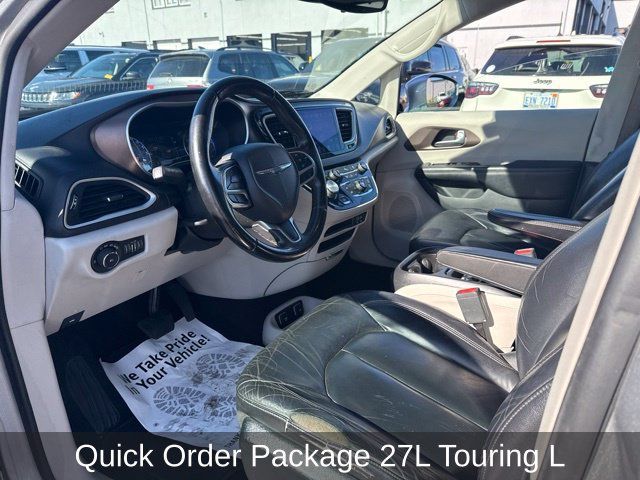 Used 2017 Chrysler Pacifica Touring-L FWD image 9