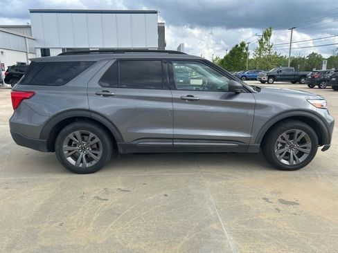 Used 2021 Ford Explorer XLT w/ Equipment Group 202A image 3