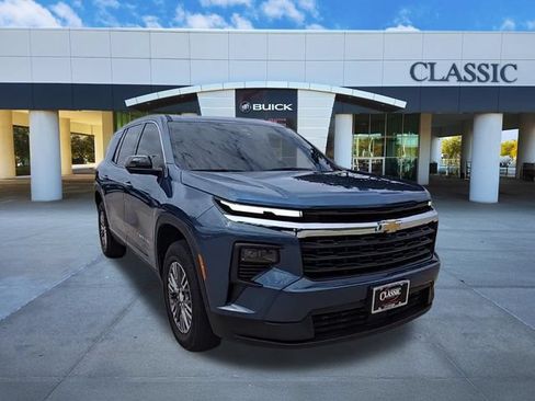 Used 2024 Chevrolet Traverse LS FWD image 2