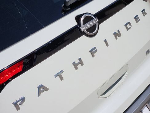 Used 2024 Nissan Pathfinder Platinum FWD image 11