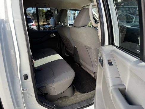 Used 2016 Nissan Frontier SV image 28