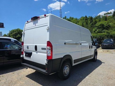 Used 2025 RAM ProMaster 2500 w/ Convenience Group FWD image 4