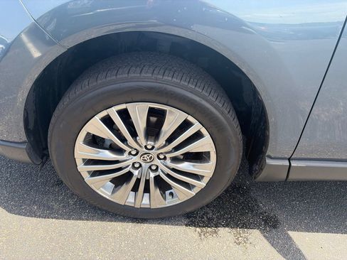 Used 2021 Toyota Venza Limited AWD/4WD image 12