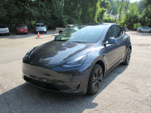 Used 2025 Tesla Model Y Long Range AWD/4WD image 1