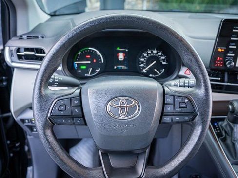 Used 2024 Toyota Sienna LE image 17
