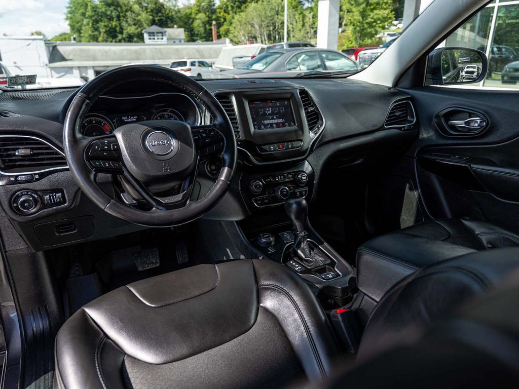 Used 2021 Jeep Cherokee Latitude Plus AWD/4WD image 17
