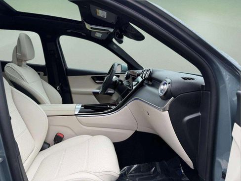 Used 2025 Mercedes-Benz GLC 300 4MATIC image 29