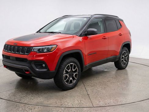 Used 2025 Jeep Compass Trailhawk AWD/4WD image 3