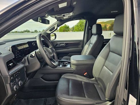 Used 2025 Chevrolet Suburban Z71 image 22