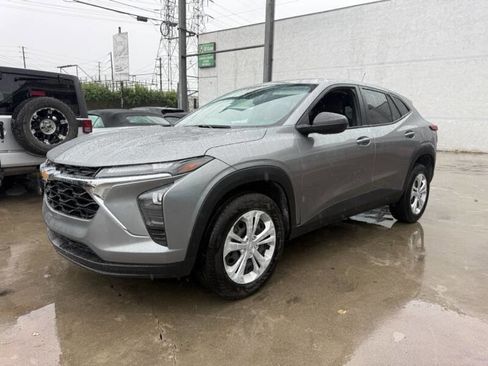 Used 2025 Chevrolet Trax LS image 3