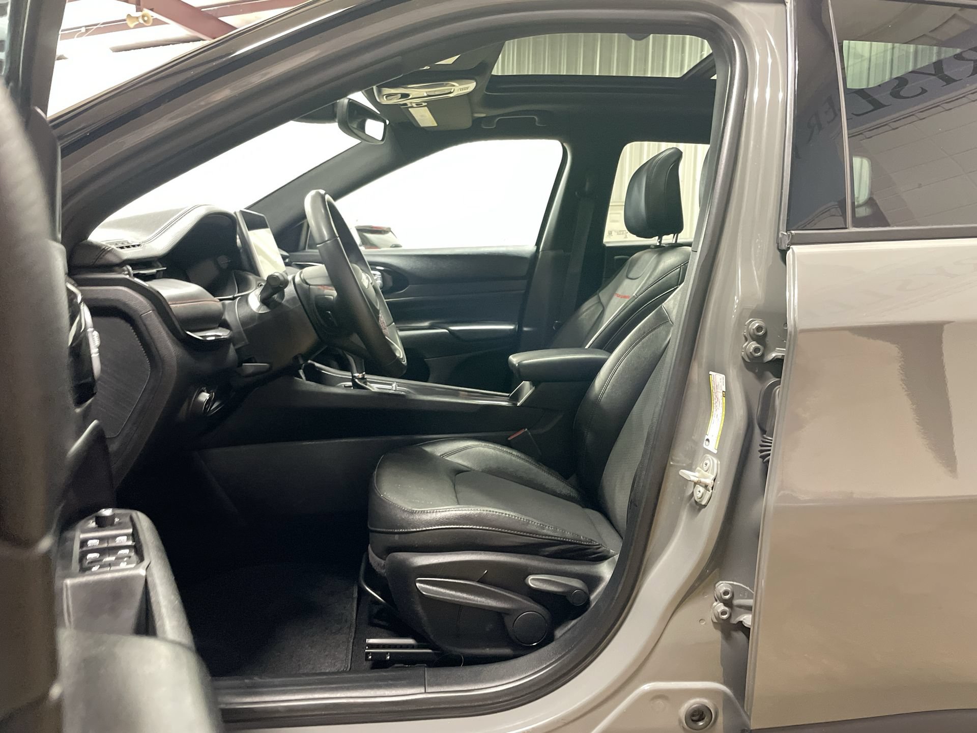 Used 2024 Jeep Compass Trailhawk w/ Sun and Sound Group AWD/4WD image 15