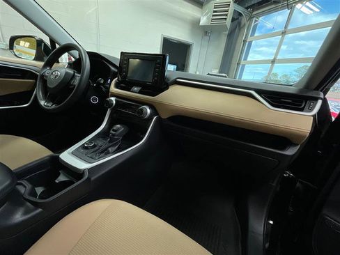 Used 2021 Toyota RAV4 LE image 27