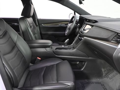 Used 2017 Cadillac XT5 Platinum w/ Driver Assist Package AWD/4WD image 16