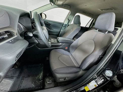 Used 2023 Toyota Highlander LE AWD/4WD image 12