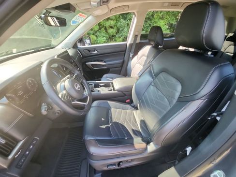 Used 2023 Nissan Pathfinder Platinum image 25