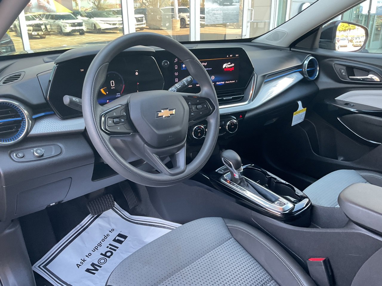 Used 2025 Chevrolet Trax LT FWD image 11
