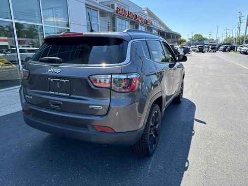 Used 2022 Jeep Compass Latitude AWD/4WD image 3