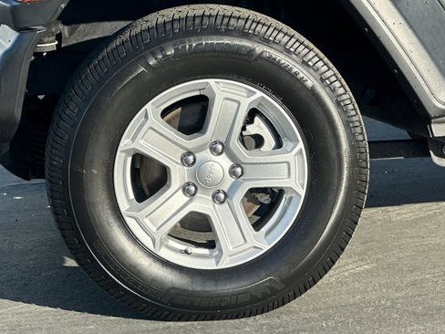 Used 2022 Jeep Wrangler Unlimited Sport image 31