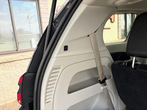 Used 2023 Chrysler Pacifica Touring-L FWD image 13