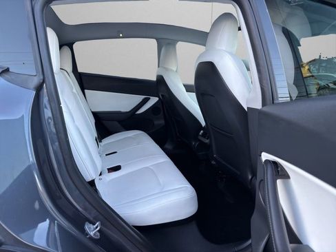 Used 2020 Tesla Model Y Long Range image 12