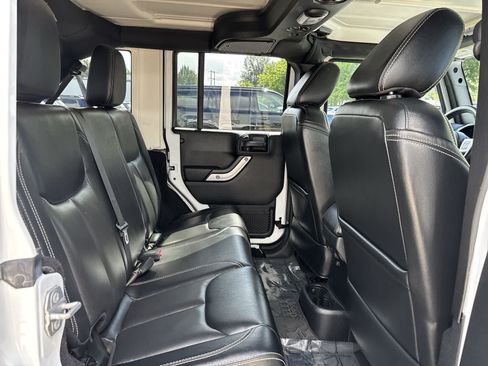 Used 2016 Jeep Wrangler Unlimited Rubicon AWD/4WD image 6