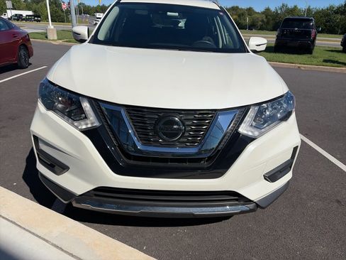 Used 2019 Nissan Rogue SV FWD image 2