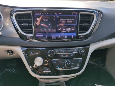 Used 2023 Chrysler Pacifica Touring-L FWD image 23