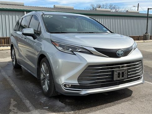 Used 2022 Toyota Sienna Platinum image 3