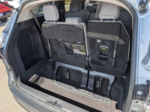 Used 2025 Toyota Sienna LE FWD image 10