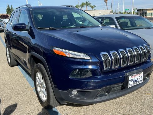 Used 2015 Jeep Cherokee Latitude w/ Comfort/Convenience Group AWD/4WD image 3
