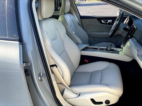 Used 2024 Volvo V60 B5 Cross Country Plus image 10