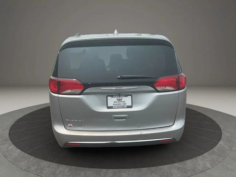 Used 2020 Chrysler Pacifica Touring-L FWD image 4