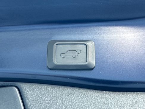 Used 2021 Toyota RAV4 SE image 7