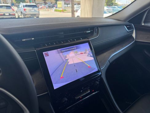 Used 2024 Jeep Grand Cherokee Limited image 17