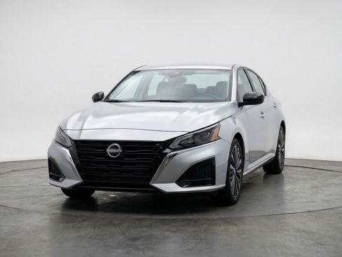 Used 2025 Nissan Altima 2.5 SV image 2