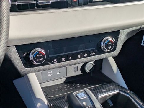 New 2025 Mitsubishi Outlander SE image 22