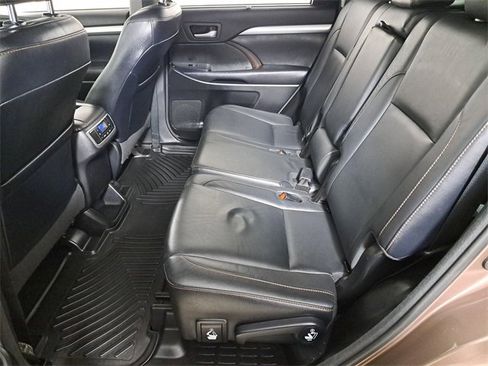 Used 2017 Toyota Highlander XLE w/ Carpet Mat Package image 12