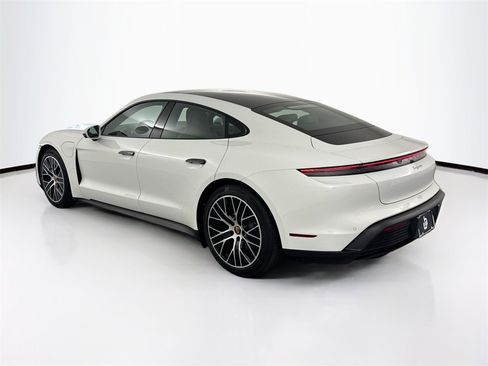 Used 2022 Porsche Taycan image 7