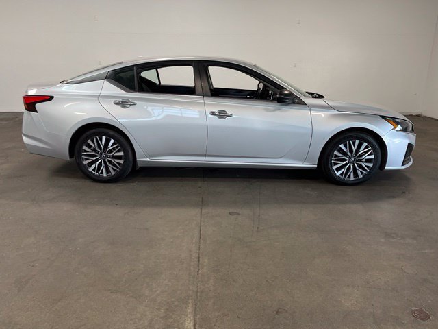 Used 2024 Nissan Altima 2.5 SV FWD image 2
