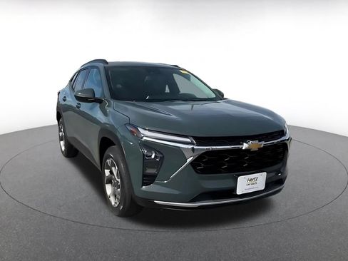 Used 2025 Chevrolet Trax LT w/ LT Convenience Package FWD image 3