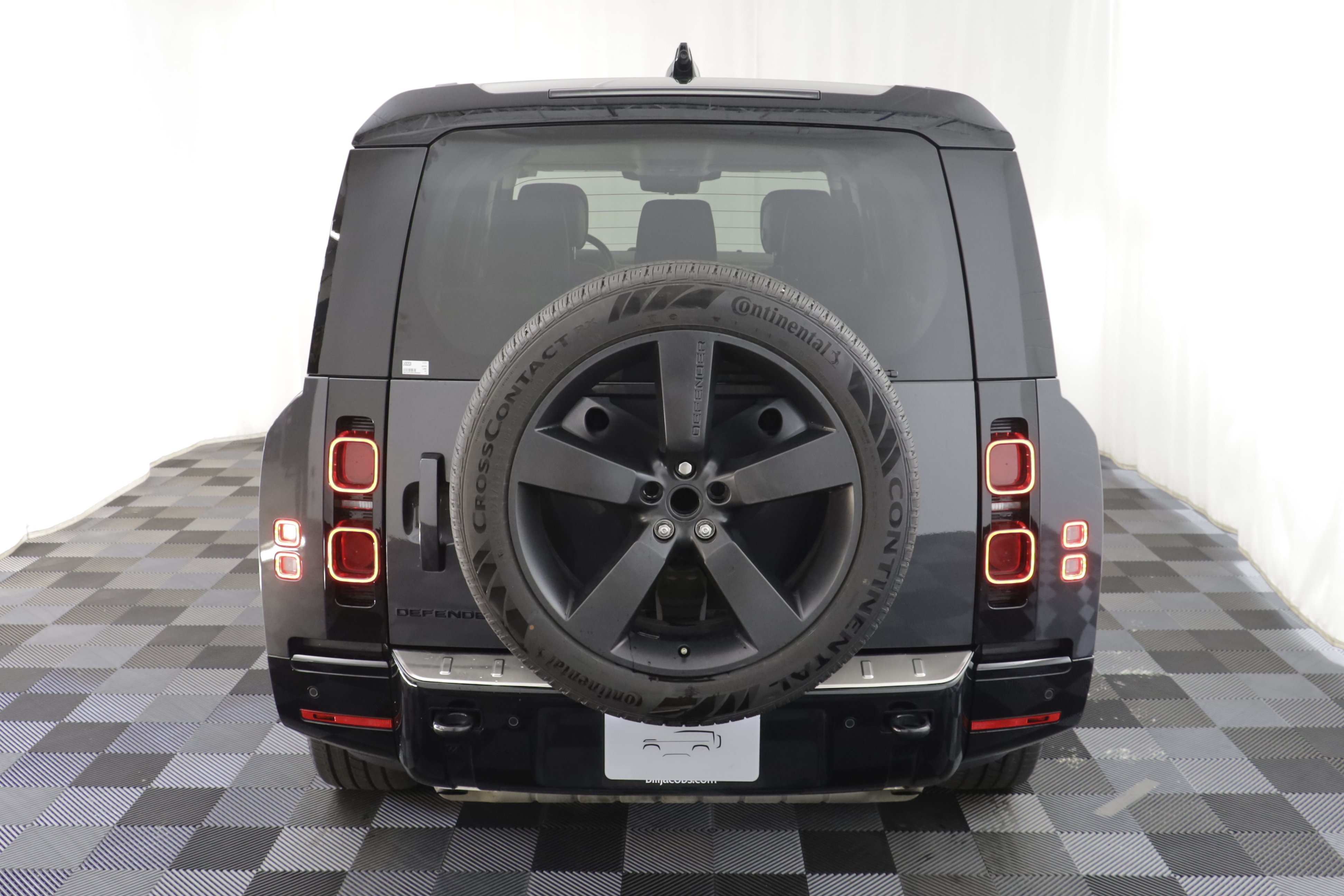 Used 2024 Land Rover Defender 130 X-Dynamic SE AWD/4WD image 17