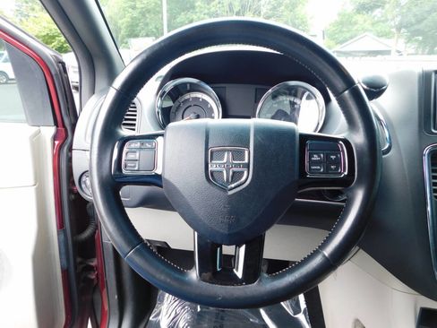 Used 2018 Dodge Grand Caravan SXT image 10