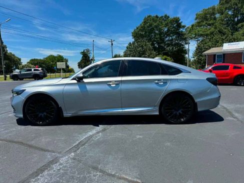 Used 2020 Honda Accord Touring image 2