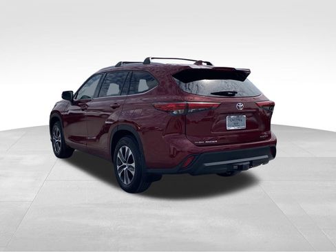 Used 2022 Toyota Highlander XLE AWD/4WD image 6