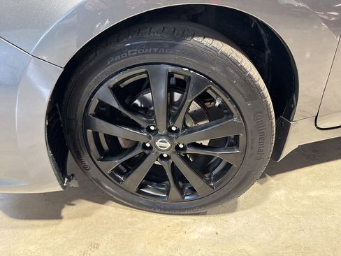 Used 2017 Nissan Altima 2.5 SR w/ Midnight Edition Package FWD image 2