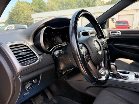 Used 2018 Jeep Grand Cherokee Laredo AWD/4WD image 17
