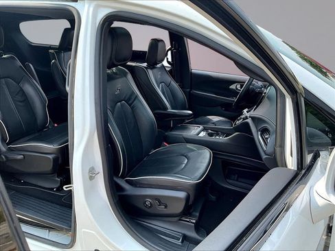 Used 2021 Chrysler Pacifica Limited w/ Uconnect Theater Family Group FWD image 30