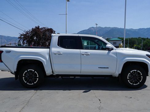 Certified 2025 Toyota Tacoma TRD Sport w/ TRD Sport Premium Package AWD/4WD image 9