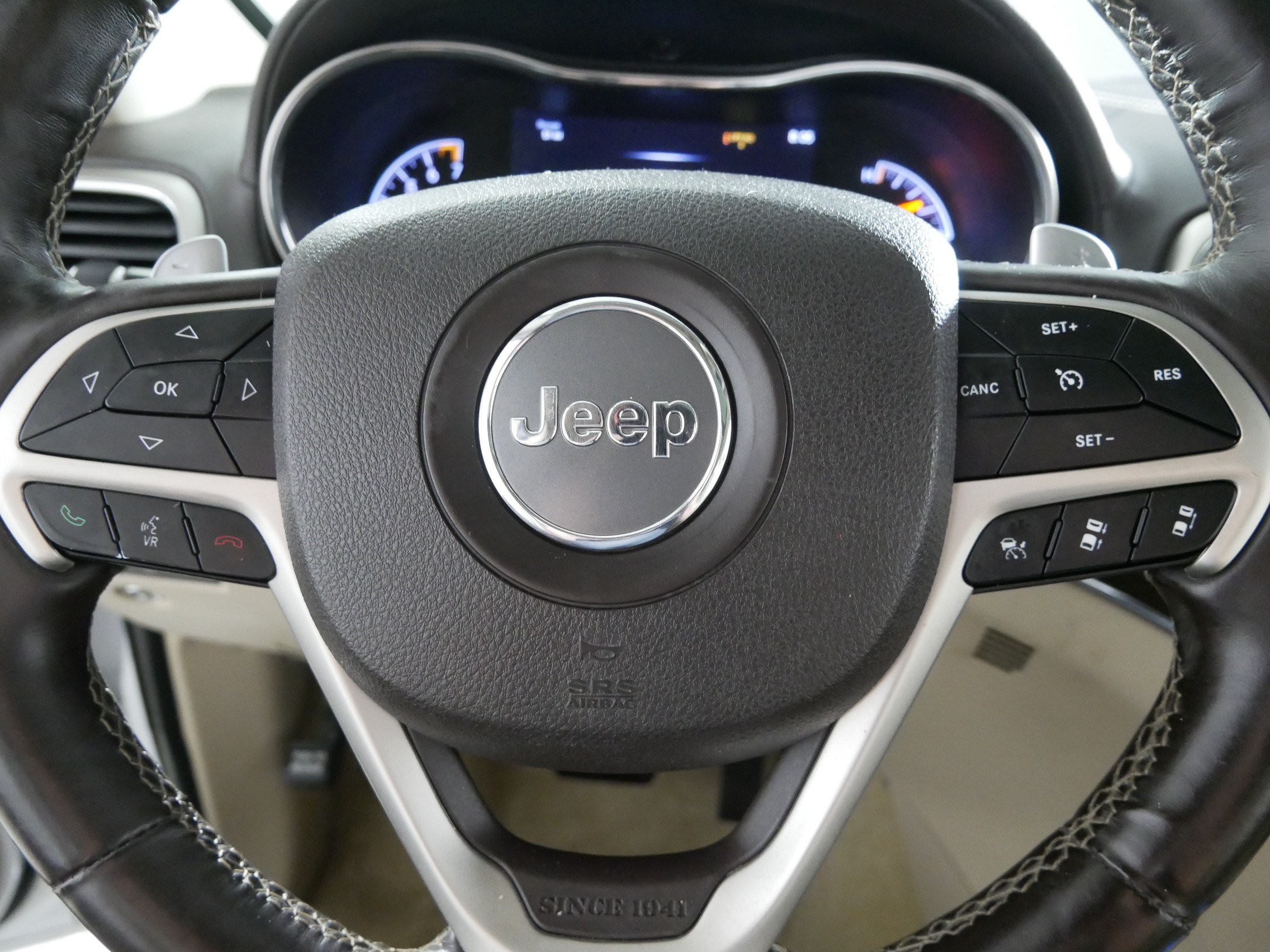 Used 2015 Jeep Grand Cherokee Overland w/ Advanced Technology Group AWD/4WD image 25